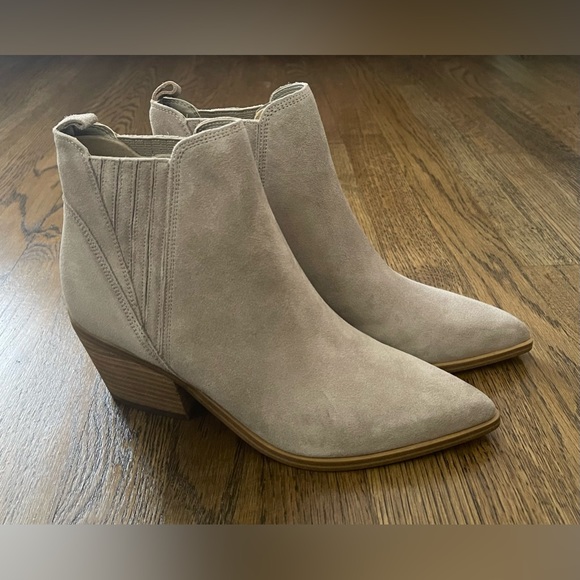 Marc Fisher | Teona Pointy Toe Chelsea Bootie - Picture 2 of 6